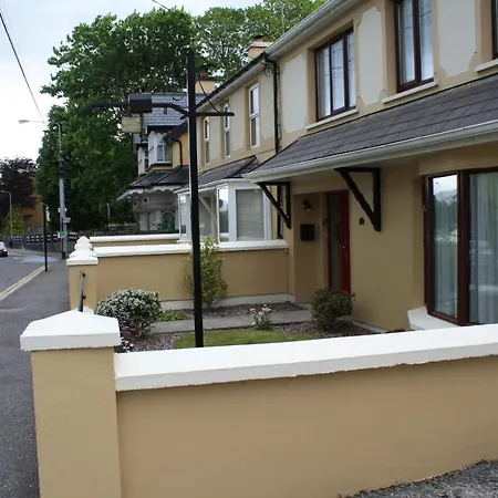 Town Centre Location -Free Private Parking -Luxury 4 Bedroom House All En-Suite With Power Showers -Full Kitchen, 2 Living Rooms - Great Location - Shops And Restaurants 3-Minute Walk -Fast Wi-Fi -Sleeps 9 Guests Hébergement de vacances *