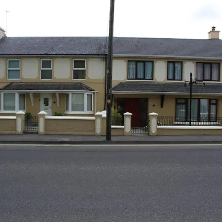 Town Centre Location -Free Private Parking -Luxury 4 Bedroom House All En-Suite With Power Showers -Full Kitchen, 2 Living Rooms - Great Location - Shops And Restaurants 3-Minute Walk -Fast Wi-Fi -Sleeps 9 Guests Hébergement de vacances *