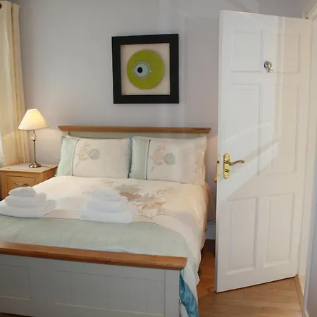 Town Centre Location -Free Private Parking -Luxury 4 Bedroom House All En-Suite With Power Showers -Full Kitchen, 2 Living Rooms - Great Location - Shops And Restaurants 3-Minute Walk -Fast Wi-Fi -Sleeps 9 Guests Hébergement de vacances