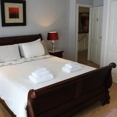 Town Centre Location -Free Private Parking -Luxury 4 Bedroom House All En-Suite With Power Showers -Full Kitchen, 2 Living Rooms - Great Location - Shops And Restaurants 3-Minute Walk -Fast Wi-Fi -Sleeps 9 Guests Killarney