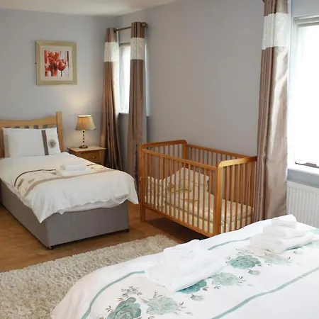Town Centre Location -Free Private Parking -Luxury 4 Bedroom House All En-Suite With Power Showers -Full Kitchen, 2 Living Rooms - Great Location - Shops And Restaurants 3-Minute Walk -Fast Wi-Fi -Sleeps 9 Guests * Killarney