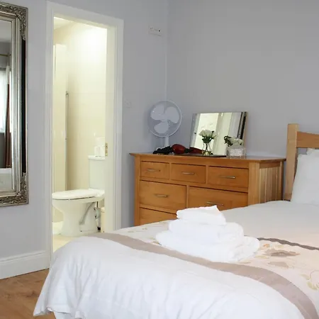 Town Centre Location -Free Private Parking -Luxury 4 Bedroom House All En-Suite With Power Showers -Full Kitchen, 2 Living Rooms - Great Location - Shops And Restaurants 3-Minute Walk -Fast Wi-Fi -Sleeps 9 Guests *