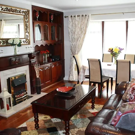 Town Centre Location -Free Private Parking -Luxury 4 Bedroom House All En-Suite With Power Showers -Full Kitchen, 2 Living Rooms - Great Location - Shops And Restaurants 3-Minute Walk -Fast Wi-Fi -Sleeps 9 Guests *