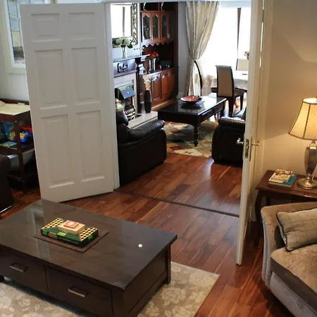 Town Centre Location -Free Private Parking -Luxury 4 Bedroom House All En-Suite With Power Showers -Full Kitchen, 2 Living Rooms - Great Location - Shops And Restaurants 3-Minute Walk -Fast Wi-Fi -Sleeps 9 Guests Hébergement de vacances