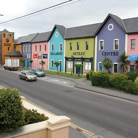 Town Centre Location -Free Private Parking -Luxury 4 Bedroom House All En-Suite With Power Showers -Full Kitchen, 2 Living Rooms - Great Location - Shops And Restaurants 3-Minute Walk -Fast Wi-Fi -Sleeps 9 Guests Hébergement de vacances Killarney