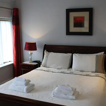Hébergement de vacances Town Centre Location -Free Private Parking -Luxury 4 Bedroom House All En-Suite With Power Showers -Full Kitchen, 2 Living Rooms - Great Location - Shops And Restaurants 3-Minute Walk -Fast Wi-Fi -Sleeps 9 Guests Killarney