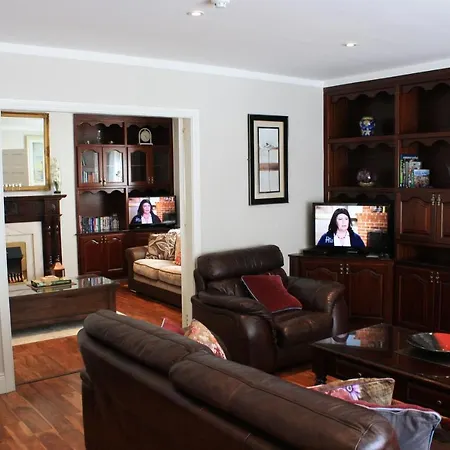 Town Centre Location -Free Private Parking -Luxury 4 Bedroom House All En-Suite With Power Showers -Full Kitchen, 2 Living Rooms - Great Location - Shops And Restaurants 3-Minute Walk -Fast Wi-Fi -Sleeps 9 Guests Killarney