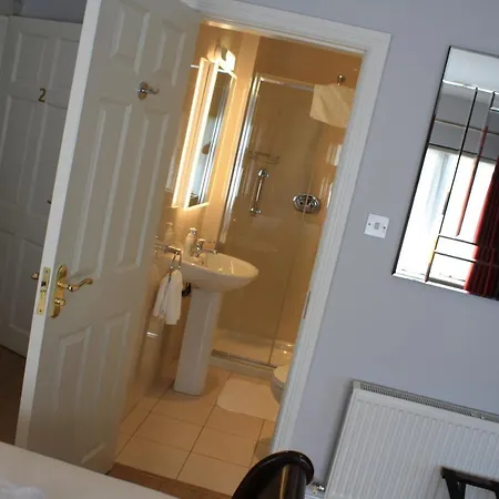 Town Centre Location -Free Private Parking -Luxury 4 Bedroom House All En-Suite With Power Showers -Full Kitchen, 2 Living Rooms - Great Location - Shops And Restaurants 3-Minute Walk -Fast Wi-Fi -Sleeps 9 Guests Hébergement de vacances *