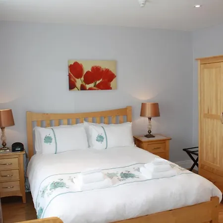Hébergement de vacances Town Centre Location -Free Private Parking -Luxury 4 Bedroom House All En-Suite With Power Showers -Full Kitchen, 2 Living Rooms - Great Location - Shops And Restaurants 3-Minute Walk -Fast Wi-Fi -Sleeps 9 Guests