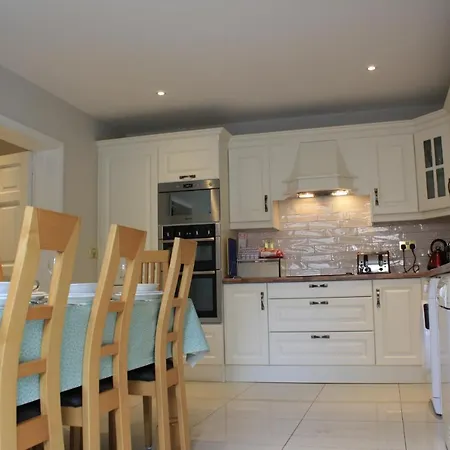 Town Centre Location -Free Private Parking -Luxury 4 Bedroom House All En-Suite With Power Showers -Full Kitchen, 2 Living Rooms - Great Location - Shops And Restaurants 3-Minute Walk -Fast Wi-Fi -Sleeps 9 Guests Hébergement de vacances *