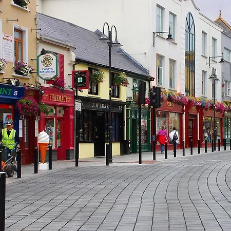 Hébergement de vacances Town Centre Location -Free Private Parking -Luxury 4 Bedroom House All En-Suite With Power Showers -Full Kitchen, 2 Living Rooms - Great Location - Shops And Restaurants 3-Minute Walk -Fast Wi-Fi -Sleeps 9 Guests Killarney