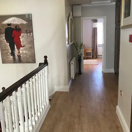 Town Centre Location -Free Private Parking -Luxury 4 Bedroom House All En-Suite With Power Showers -Full Kitchen, 2 Living Rooms - Great Location - Shops And Restaurants 3-Minute Walk -Fast Wi-Fi -Sleeps 9 Guests Hébergement de vacances *