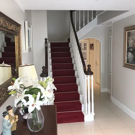 Town Centre Location -Free Private Parking -Luxury 4 Bedroom House All En-Suite With Power Showers -Full Kitchen, 2 Living Rooms - Great Location - Shops And Restaurants 3-Minute Walk -Fast Wi-Fi -Sleeps 9 Guests Hébergement de vacances *