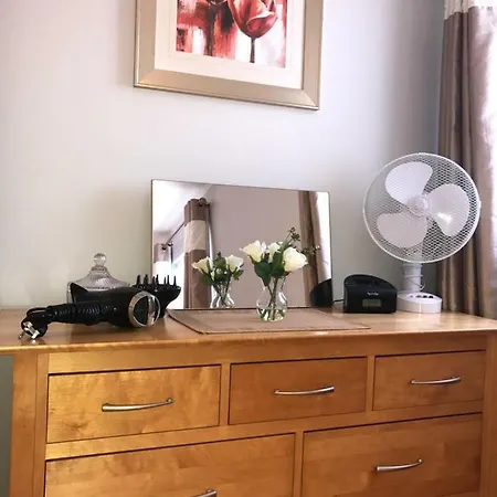 Town Centre Location -Free Private Parking -Luxury 4 Bedroom House All En-Suite With Power Showers -Full Kitchen, 2 Living Rooms - Great Location - Shops And Restaurants 3-Minute Walk -Fast Wi-Fi -Sleeps 9 Guests Hébergement de vacances